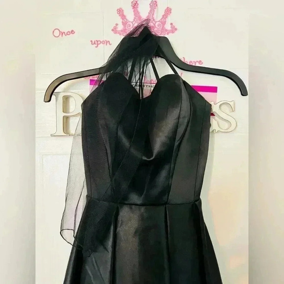 Formal dress - Picture 2 of 7